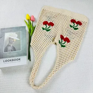 Bolso de mano tejido de ganchillo con diseño de cerezas, bolso de hombro beige casual.