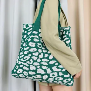 Grüne Strick-Leopardenmuster-Tragetasche Detailansicht, zeigt großes Schultertaschen-Design.