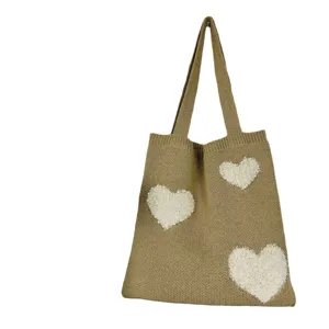 Modischer Strick-Shopper mit flauschigen Herzen und Perlendetails, lässige Damentasche.