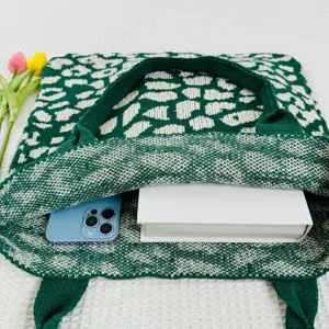 Grüne Strick-Tasche mit Leopardenmuster, stylische und große Schultertasche für den Alltag.