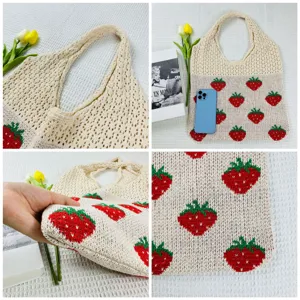 Gedetailleerde close-up van gebreide aardbeien tote bag, toont textuur, handvat en leuk ontwerp.