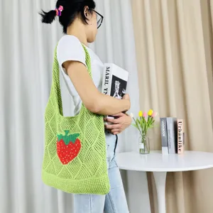 Grüne Strick-Tasche mit Erdbeer-Muster, stilvolle Schultertasche für den Alltag Detailansicht.