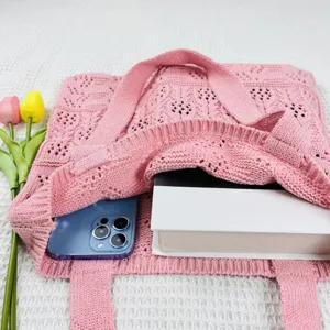 Strick-Shopper Detailansicht mit Lochmuster und praktischer Innenkapazität für Alltag.