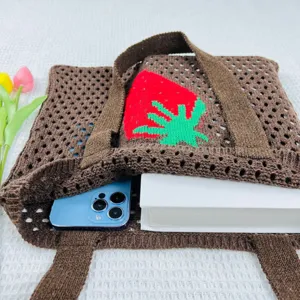 Braune Strick-Tasche mit süßem Erdbeer-Muster, modische gehäkelte Strandtasche für Damen.