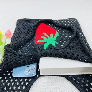 Schwarze gestrickte Häkel-Tragetasche mit rotem Erdbeermuster, lässige Strandtasche Detailansicht.