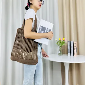 Braune gestrickte ausgehöhlte Umhängetasche lässige Strand-Tasche für Damen Modealltag
