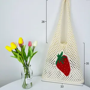 Gestreickte Netz-Tragetasche mit süßem Erdbeer-Muster, lässige Strand-Handtasche für Damen.
