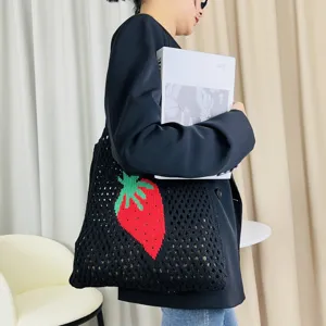 Schwarze Stricktasche mit rotem Erdbeermuster, ideal für Sommerstrand und den täglichen Gebrauch.