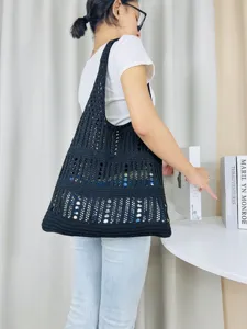 Schwarze Damen Strick Shopper Tasche, retro Ajour Schultertasche, große Strandtasche für Alltag.