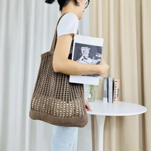 Braune gestrickte Damen Schultertasche mit Lochmuster, stylische Freizeittasche für Strand.