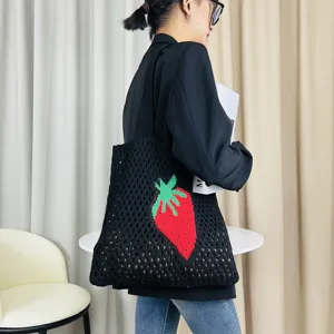 Schwarze Strick Häkel Tote Bag mit süßem Erdbeer Muster, lässige Strandtasche für Damen.
