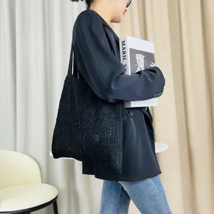 Lockerer schwarzer Strick-Shopper für Damen, stilvolle minimalistische Schultertasche gehäkelt.
