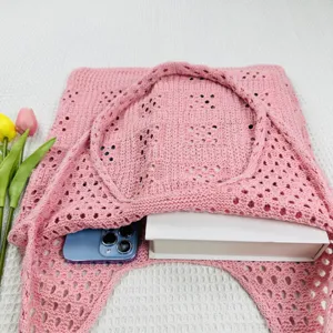 Detailansicht der rosa gestrickten Schultertasche, ausgehöhlte Strandtasche für Damen.