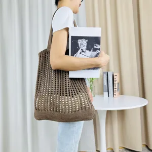 Braune Häkel-Strick-Umhängetasche, ausgehöhlte Strand-Tasche für Damen im Alltag.