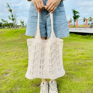 Borsa a tracolla in maglia beige traforata, borsa casual per spiaggia e uso quotidiano.
