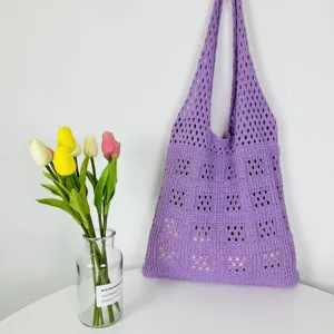 Detailansicht der violetten Häkel Umhängetasche mit hohlem Strickmuster für den Alltag.