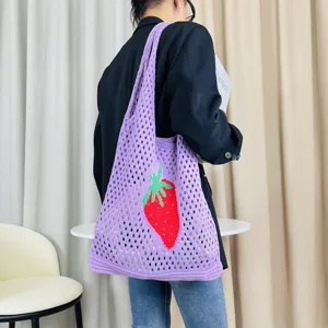 Lila Strick Häkel Tote Bag mit rotem Erdbeere Muster lässige Strand Umhängetasche