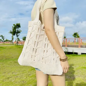 Borsa tote lavorata a maglia beige traforata, elegante borsa a spalla capiente per uso quotidiano.