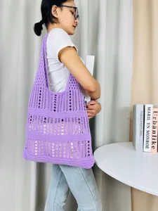 Lila ausgehöhlte Strick-Umhängetasche, lässige Häkel-Tasche mit großer Kapazität für Damen.