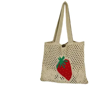 Beigefarbene Strick-Tasche mit süßem Erdbeer-Muster, hohle Strand-Umhängetasche für Damen.