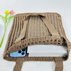 Braune gestrickte Loch-Tragetasche Detail zeigt Netztextur und große Speicherkapazität.