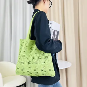 Hellgrüne hohle Strick-Tragetasche für Damen, modische lässige Schultertasche für den Alltag.