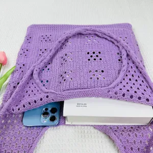 Nahaufnahme des violetten gehäkelten hohlen Strick-Schultertaschen-Netzgewebes für Details.
