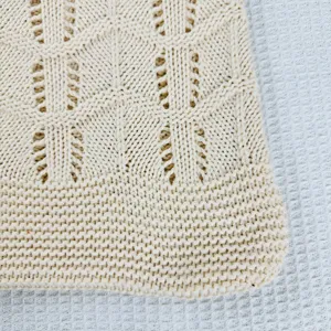 Primo piano dettagliato della borsa in maglia beige con trama a tessitura cava morbida.