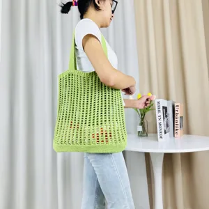 Grüne gestrickte hohle Umhängetasche, lässige Strandhandtasche und stylische Damentasche.