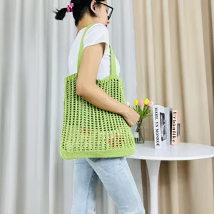 Detailansicht der grünen gehäkelten Netz-Tasche, stilvolle Schultertasche für den Strand.