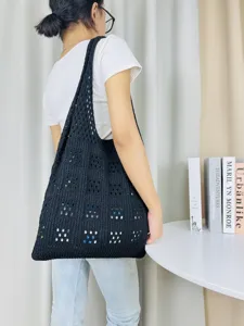 Detailansicht der schwarzen gehäkelten Strandtasche, lässige Damen Schultertasche