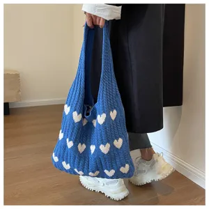 Blaue Strick-Tragetasche mit weißem Herz-Muster, lässige große gewebte Schultertasche.