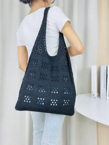 Schwarze gestrickte Schulter-Totetasche, grosse vintage Netztasche fuer Strand und Damen.