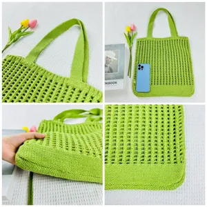 Grüne Strick-Hohltasche Detailansicht, Häkel-Schultertasche Textur und doppelte Henkel.