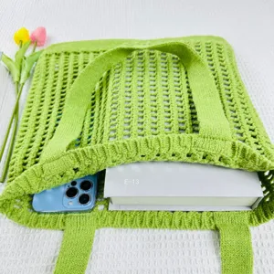 Detailansicht der grünen Strick-Netztasche mit hohler Maschenstruktur und geräumigem Innenraum.