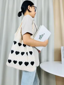 Beige gestrickte Shopper Tasche mit schwarzem Herz Muster, große lässige Schultertasche.