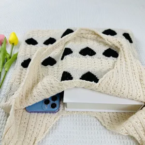 Detailansicht der Strick-Tote-Bag mit schwarzem Herzmuster und praktischem Innenraum.