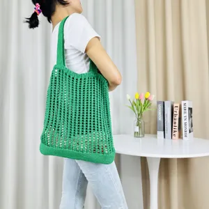 Detaillierte Ansicht der grünen Strick-Netztasche mit feiner Häkeltextur in einer schönen Wohnszene.