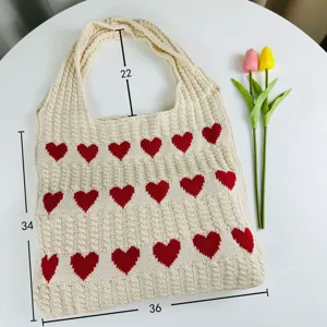 Detailansicht der Strick-Tote-Bag mit rotem Herzmuster, geräumigem Design und klaren Maßen.