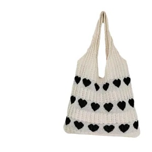Beige Strick-Shooter-Tasche mit schwarzem Herz-Muster, grosse Schultertasche fuer Damen.