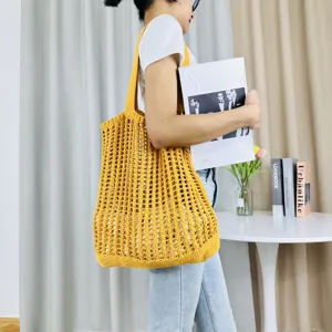 Detailansicht der gelben Strick-Häkel-Tasche mit Netzstruktur für lässigen Strand- und Freizeitstil.