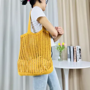 Detailaufnahme der gelben Häkel-Netz-Schultertasche, lässiges Lochstrick-Design für Strand