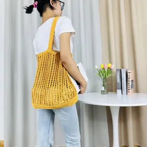 Gelbe gestrickte hohle Umhängetasche, lässige gewebte Strandhandtasche für Damen im Alltag.