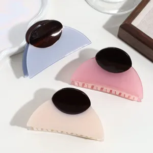 Vista dettagliata di mollette per capelli in acetato semicerchio bicolore eleganti.