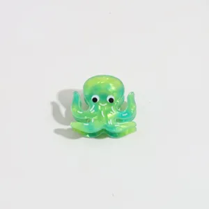 Vue détaillée de la mini pince à cheveux pieuvre verte en acétate, accessoire mignon.