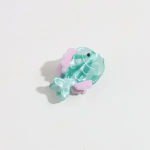 Jolie pince a cheveux poisson, mini accessoire en acetate pour frange, vue de detail.