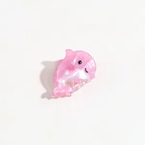 Gros plan détaillé de la jolie mini pince à cheveux en acétate dauphin rose pour le coiffage.