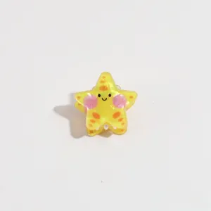 Détail de pince à cheveux étoile mignonne, mini barrette douce avec visage souriant.