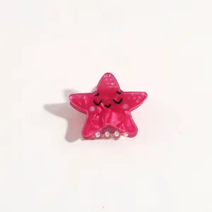 Charmante pince à cheveux étoile rose, petit accessoire en acétate pour beaux détails.