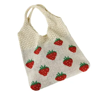 Beige gebreide shopper tas met leuk rood aardbeien patroon, casual schoudertas.